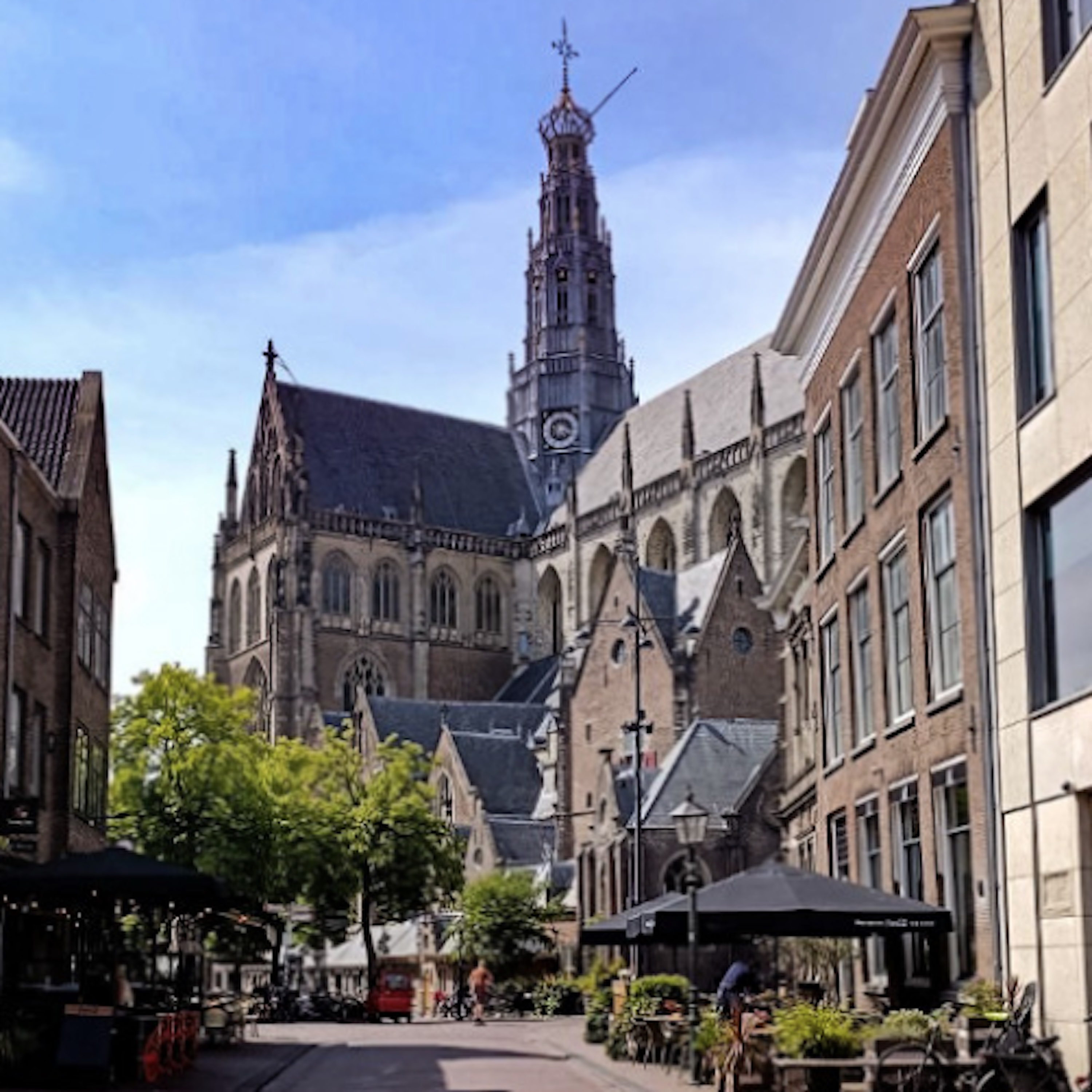 People in the Main Square as the Closing The Gates In Haarlem episode artwork