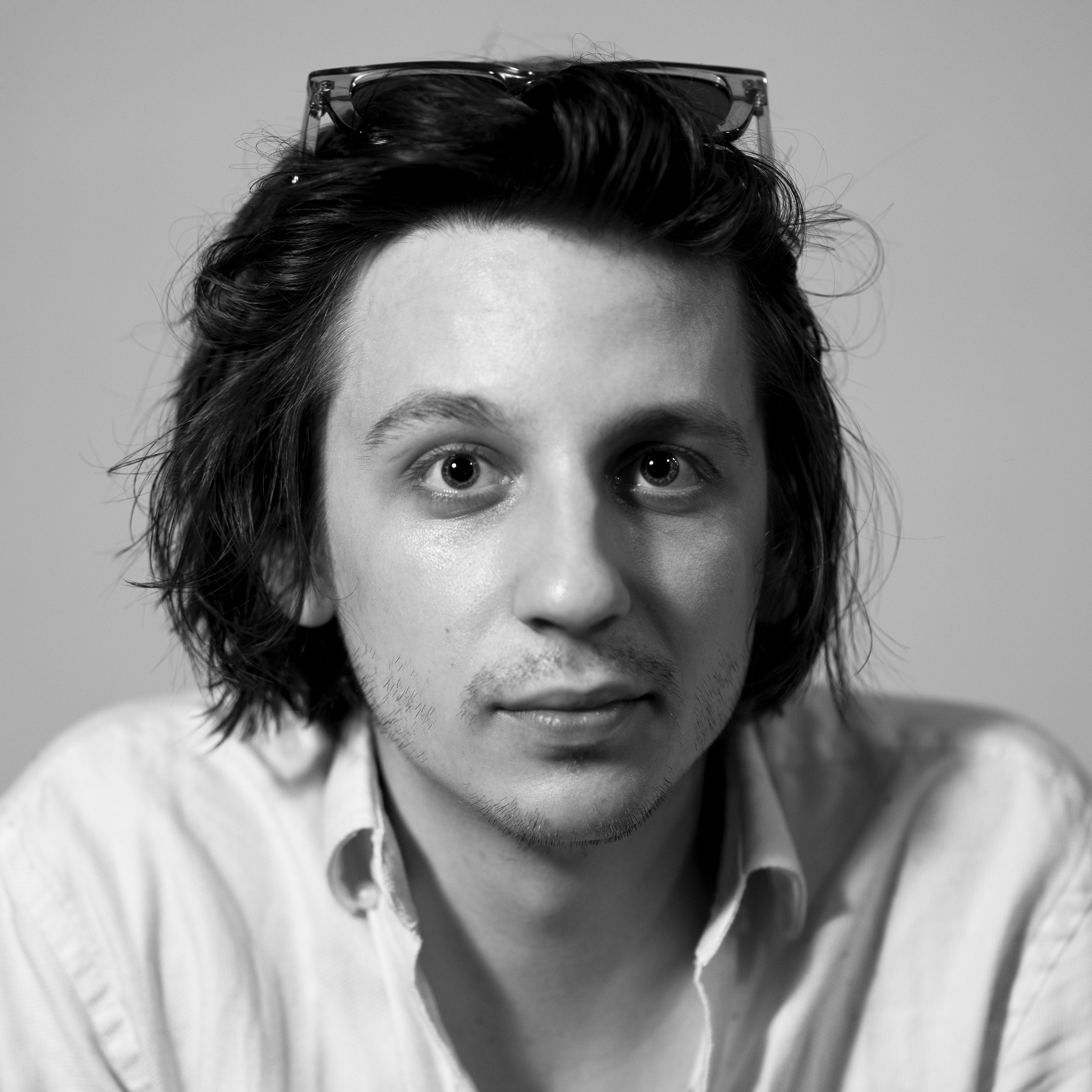 „Egy ilyen fojtogató rendszerben néha okosabb hallgatni” – Sándor Dániel Máté színházrendező, a Budapesti Skizo alapítója (2025-03-17)